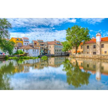 Lais Puzzle - Alte Gebäude in Viseu, die sich in einem örtlichen Bach spiegeln, Portugal - 2.000 Teile