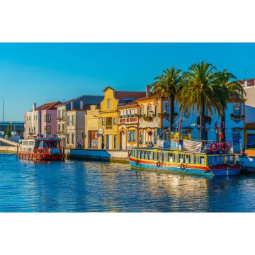 Lais Puzzle - Moliceiro-Boote beim Anlegen am zentralen Kanal in Aveiro, Portugal - 2.000 Teile