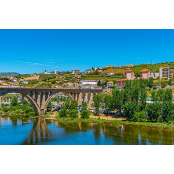 Lais Puzzle - Die Stadt Peso da Regua im Douro-Tal in Portugal - 2.000 Teile