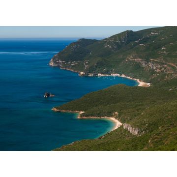Lais Puzzle - Aussicht auf eine Bucht mit Booten im Naturpark Arrabida bei Setubal, Portugal; Konzept für Sommerurlaub und Reisen in Portugal - 1.000 Teile