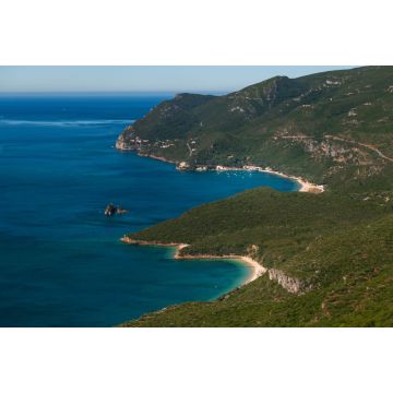 Lais Puzzle - Aussicht auf eine Bucht mit Booten im Naturpark Arrabida bei Setubal, Portugal; Konzept für Sommerurlaub und Reisen in Portugal - 2.000 Teile