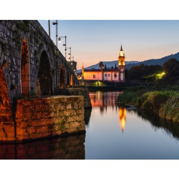 Lais Puzzle - Kirche am Ende der römischen Brücke von Ponte de Lima, in Minho, Portugal. Blaue Stunde. - 40, 100, 200, 500, 1.000 & 2.000 Teile