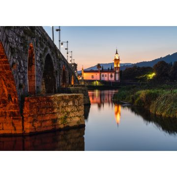 Lais Puzzle - Kirche am Ende der römischen Brücke von Ponte de Lima, in Minho, Portugal. Blaue Stunde. - 1.000 Teile