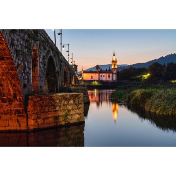 Lais Puzzle - Kirche am Ende der römischen Brücke von Ponte de Lima, in Minho, Portugal. Blaue Stunde. - 2.000 Teile