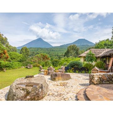 Lais Puzzle - Blick auf den Berg Sabyinyo und den Berg Gahinga, zwei der Vulkane im Volcanoes National Park in Ruanda. Das Bild wurde in Uganda stehend aufgenommen. - 40, 100, 200, 500, 1.000 & 2.000 Teile