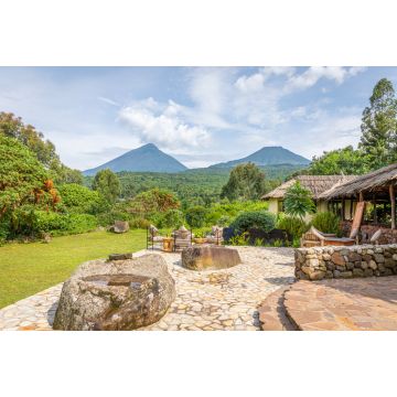 Lais Puzzle - Blick auf den Berg Sabyinyo und den Berg Gahinga, zwei der Vulkane im Volcanoes National Park in Ruanda. Das Bild wurde in Uganda stehend aufgenommen. - 2.000 Teile