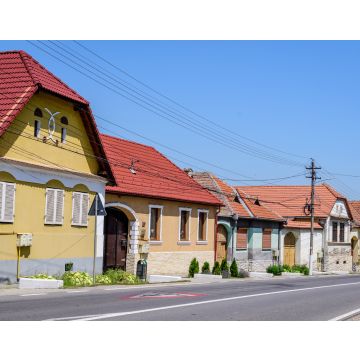 Lais Puzzle - Bunte alte Häuser in der Nähe der befestigten Kirche im Dorf Axente Sever im Kreis Sibiu (Hermannstadt) in der Region Siebenbürgen (Transilvania) in Rumänien an einem sonnigen Sommertag - 40, 100, 200, 500, 1.000 & 2.000 Teile