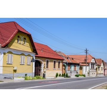 Lais Puzzle - Bunte alte Häuser in der Nähe der befestigten Kirche im Dorf Axente Sever im Kreis Sibiu (Hermannstadt) in der Region Siebenbürgen (Transilvania) in Rumänien an einem sonnigen Sommertag - 2.000 Teile