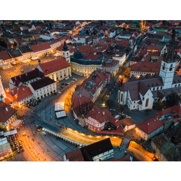 Lais Puzzle - Blick aus der Vogelperspektive auf das historische Stadtzentrum von Sibiu, Rumänien, bei Sonnenuntergang. Drohnenfotografie von oben mit der evangelischen Kathedrale und dem Hued-Platz, dem kleinen Platz und dem großen Platz - 40, 100...