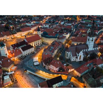 Lais Puzzle - Blick aus der Vogelperspektive auf das historische Stadtzentrum von Sibiu, Rumänien, bei Sonnenuntergang. Drohnenfotografie von oben mit der evangelischen Kathedrale und dem Hued-Platz, dem kleinen Platz und dem großen Platz - 1.000 Teile