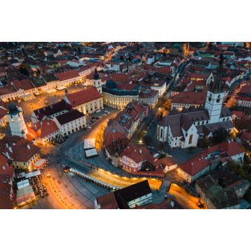 Lais Puzzle - Blick aus der Vogelperspektive auf das historische Stadtzentrum von Sibiu, Rumänien, bei Sonnenuntergang. Drohnenfotografie von oben mit der evangelischen Kathedrale und dem Hued-Platz, dem kleinen Platz und dem großen Platz - 2.000 Teile