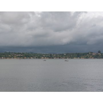 Lais Puzzle - Sao Tome und Principe, Panorama der Hauptstadt Sao Tome in der Bucht, mit Schiffswrack - 40, 100, 200, 500 & 1.000 Teile