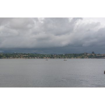 Lais Puzzle - Sao Tome und Principe, Panorama der Hauptstadt Sao Tome in der Bucht, mit Schiffswrack - 2.000 Teile