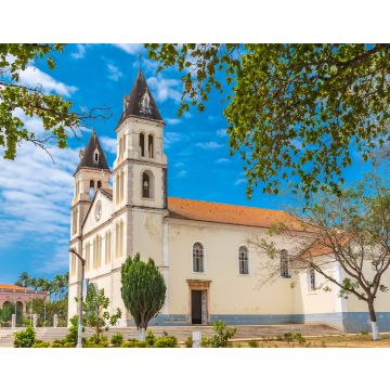 Lais Puzzle - Sao Tome, die schöne weiße Kathedrale im Zentrum, Sao Tome und Principe - 40, 100, 200, 500, 1.000 & 2.000 Teile