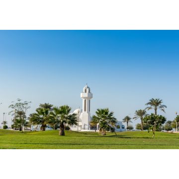 Lais Puzzle - Eine gemeinsame kleine Moschee, die Al-Essa- und die Al-Dowayan-Moschee, mit Palme im Corniche-Küstenpark in Dammam, Königreich Saudi-Arabien - 2.000 Teile