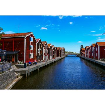 Lais Puzzle - Hudiksvall, Schweden Menschen, die zwischen alten Fischerbooten am Sundskanalen, auch Moljen genannt, sitzen - 1.000 Teile