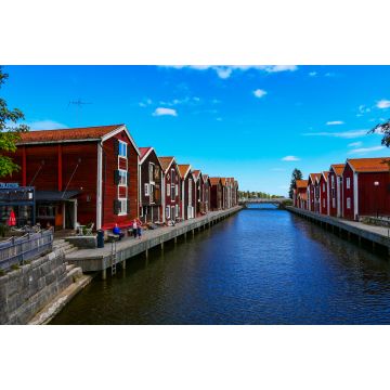 Lais Puzzle - Hudiksvall, Schweden Menschen, die zwischen alten Fischerbooten am Sundskanalen, auch Moljen genannt, sitzen - 2.000 Teile
