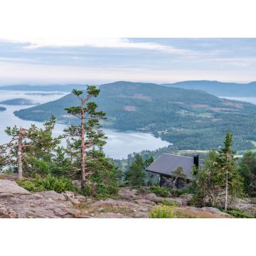 Lais Puzzle - Öffentliches Touristenrasthaus vor Blick auf skandinavische Berge mit Kiefernwald, das Dorf und zwei Meeresbuchten, Sommertag mit schweren dramatischen Wolken, Nordschweden - 1.000 Teile