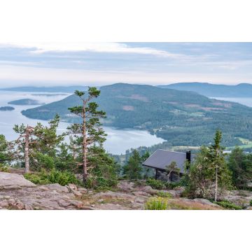 Lais Puzzle - Öffentliches Touristenrasthaus vor Blick auf skandinavische Berge mit Kiefernwald, das Dorf und zwei Meeresbuchten, Sommertag mit schweren dramatischen Wolken, Nordschweden - 2.000 Teile