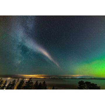 Lais Puzzle - Schwaches Nordlicht am Horizont und atmosphärisches Phänomen 'STEVE' beim Durchqueren der Milchstraße. Steve erscheint als violettes und grünes Lichtband am Himmel in 450 km Höhe. Nordschweden Skandinavien - 1.000 Teile