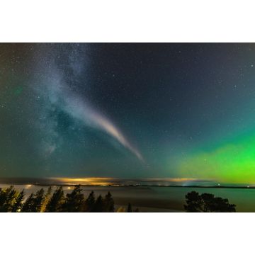 Lais Puzzle - Schwaches Nordlicht am Horizont und atmosphärisches Phänomen 'STEVE' beim Durchqueren der Milchstraße. Steve erscheint als violettes und grünes Lichtband am Himmel in 450 km Höhe. Nordschweden Skandinavien - 2.000 Teile
