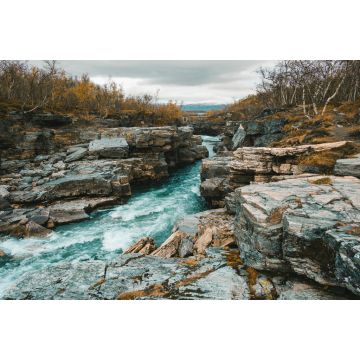 Lais Puzzle - rauer Fluss in der Schlucht des Abisko-Nationalparks im polaren Schweden im goldenen Herbst vor der Kulisse der Berge - 2.000 Teile