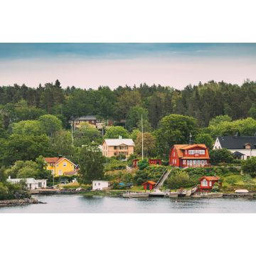 Lais Puzzle - Schweden. Schöne rote und gelbe schwedische Holzblockhäuser Häuser auf felsigen Insel Küste im Sommer Abend - 2.000 Teile