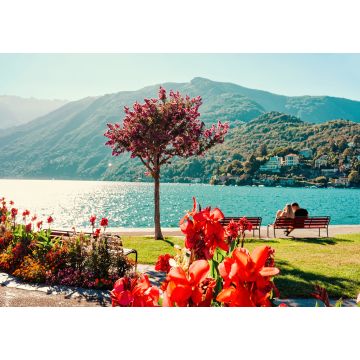 Lais Puzzle - Romantisches junges Paar sitzt auf einer Bank im Luxusresort Ascona - 1.000 Teile
