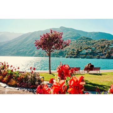 Lais Puzzle - Romantisches junges Paar sitzt auf einer Bank im Luxusresort Ascona - 2.000 Teile
