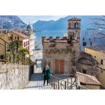 Lais Puzzle - Eine junge Frau steht vor einem alten architektonischen Gebäude in der Stadt Lugano, Schweiz - 1.000 Teile