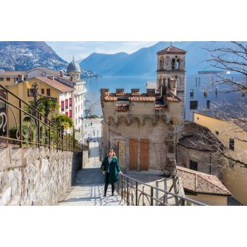 Lais Puzzle - Eine junge Frau steht vor einem alten architektonischen Gebäude in der Stadt Lugano, Schweiz - 2.000 Teile