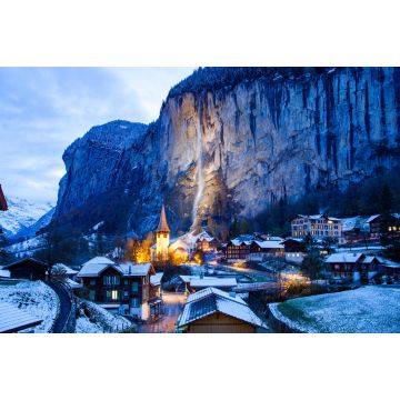 Lais Puzzle - erstaunliches touristisches Alpendorf bei Nacht im Winter mit berühmter Kirche und Staubbach-Wasserfall Lauterbrunnen Schweiz Europa - 2.000 Teile