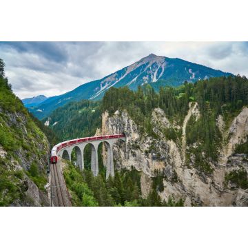Lais Puzzle - Der rote Zug fährt über die Brücke des Landwasserviadukts im Kanton Graubünden, Schweiz. Der Bernina Express / Glacier Express benutzt diese Bahnstrecke - 2.000 Teile