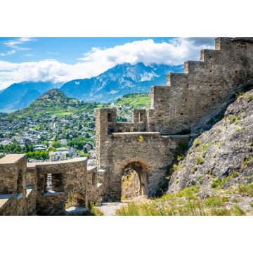 Lais Puzzle - Eingangstür und Mauer der Ruine des Schlosses Tourbillon und Sion Hügel und Stadtpanorama im Hintergrund Sion Wallis Schweiz - 1.000 Teile