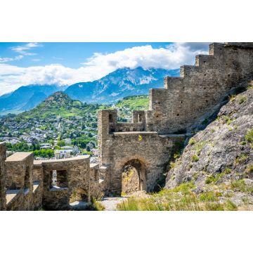 Lais Puzzle - Eingangstür und Mauer der Ruine des Schlosses Tourbillon und Sion Hügel und Stadtpanorama im Hintergrund Sion Wallis Schweiz - 2.000 Teile