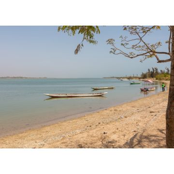 Lais Puzzle - Landschaft mit Meer und Holzbooten, umgeben von Stränden und Grünflächen im Senegal - 1.000 Teile