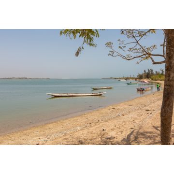 Lais Puzzle - Landschaft mit Meer und Holzbooten, umgeben von Stränden und Grünflächen im Senegal - 2.000 Teile