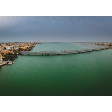 Lais Puzzle - Luftaufnahme des Senegal-Flusses in Sant Louis, Senegal, mit der Faidherbe-Brücke, die den neuen Teil der Stadt verbindet, an einem bewölkten Tag - 1.000 Teile