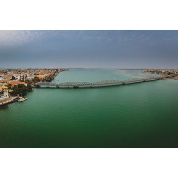Lais Puzzle - Luftaufnahme des Senegal-Flusses in Sant Louis, Senegal, mit der Faidherbe-Brücke, die den neuen Teil der Stadt verbindet, an einem bewölkten Tag - 2.000 Teile