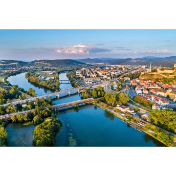 Lais Puzzle - Blick auf den Fluss Vah in Trencin, Slowakei - 2.000 Teile