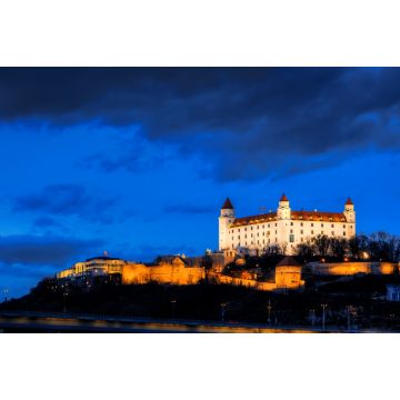 Lais Puzzle - Nächtlicher Blick auf die Burg von Bratislava vom Fluss aus mit dramatischem Sonnenuntergang, Slowakei - 2.000 Teile