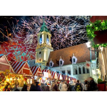 Lais Puzzle - Nächtlicher Hauptplatz in Bratislava, Slowakei, während des Weihnachtsmarktes mit großem Feuerwerk im Hintergrund - 1.000 Teile
