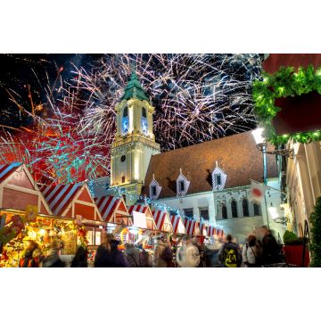 Lais Puzzle - Nächtlicher Hauptplatz in Bratislava, Slowakei, während des Weihnachtsmarktes mit großem Feuerwerk im Hintergrund - 2.000 Teile