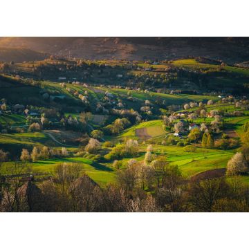 Lais Puzzle - Frühlingssonnenaufgang in einer ländlichen Landschaft mit blühenden Kirschen, hellgrünen Feldern und kleinen Häusern. Die ersten Strahlen der Sonne im Dorf Hrinova in der Slowakei - 1.000 Teile