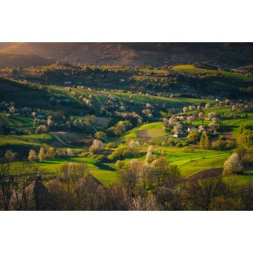 Lais Puzzle - Frühlingssonnenaufgang in einer ländlichen Landschaft mit blühenden Kirschen, hellgrünen Feldern und kleinen Häusern. Die ersten Strahlen der Sonne im Dorf Hrinova in der Slowakei - 2.000 Teile
