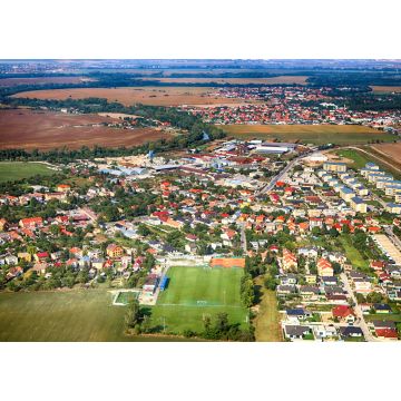 Lais Puzzle - Blick von oben auf ein Dorf, ein landwirtschaftliches Feld und einen Fußballplatz in der Nähe von Bratislava, Slowakei - 1.000 Teile