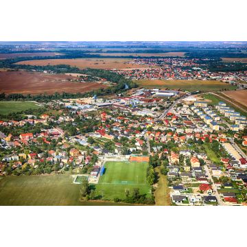Lais Puzzle - Blick von oben auf ein Dorf, ein landwirtschaftliches Feld und einen Fußballplatz in der Nähe von Bratislava, Slowakei - 2.000 Teile