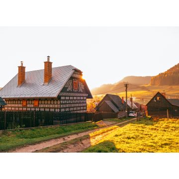 Lais Puzzle - Alte Holzhäuser im slowakischen Dorf Cicmany im Herbst. Einzigartige Dekoration von Blockhäusern nach Mustern der traditionellen Stickerei im Dorf Cicmany, UNESCO-Weltkulturerbe, Slowakei - 1.000 Teile