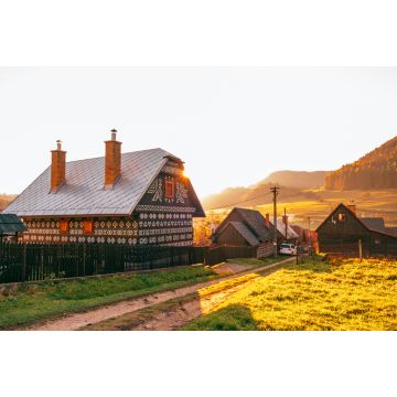 Lais Puzzle - Alte Holzhäuser im slowakischen Dorf Cicmany im Herbst. Einzigartige Dekoration von Blockhäusern nach Mustern der traditionellen Stickerei im Dorf Cicmany, UNESCO-Weltkulturerbe, Slowakei - 2.000 Teile