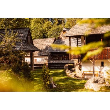 Lais Puzzle - Dorfmuseum Orava, Zuberec, Slowakei. Dorf der Volksarchitektur in der natürlichen Umgebung - 2.000 Teile